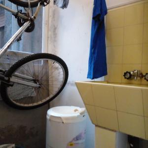 Una bicicleta en la parte superior de un inodoro en el baño en Departamento en Tigre centro en Tigre