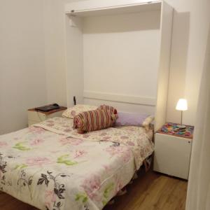 1 dormitorio con cama con almohada en Departamento en Tigre centro en Tigre