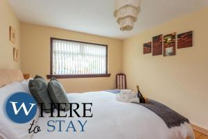 a bedroom with a bed with the words where to stay at Lovely apartment by the Hillwood Park-Free Parking in Edinburgh
