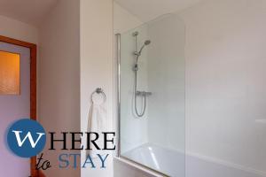 a shower stall in a bathroom with the words where to stay at Lovely apartment by the Hillwood Park-Free Parking in Edinburgh