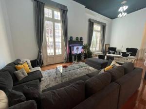 sala de estar con sofá y TV en Elegant Apt in Heritage French Building en Buenos Aires