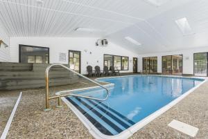 布蘭森的住宿－Luxury Condos at Thousand Hills - Heart of Branson - Beautifully remodeled - Spacious and Affordable，一个带有水汽电池的大房间的一个游泳池