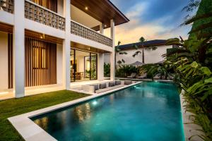 - une piscine dans l'arrière-cour d'une villa dans l'établissement Villa Bhima by BaliSuperHost, à Canggu