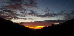 O nascer ou o pôr do sol visto a partir da casa de hóspedes