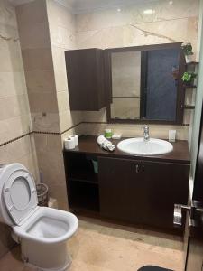 un baño con inodoro y lavabo en Luxury apartments 3, en Casablanca 18 fotos más