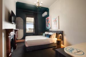 Ramsgate Hotel by Nightcap Social客房内的一张或多张床位