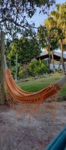 een hangmat in een park met bomen en een gebouw bij Estância Villa Ventura in Socorro