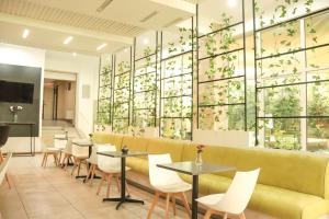 a restaurant with a couch and tables and chairs at Hotel Terrano Concepción in Concepción