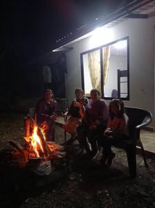 a group of people sitting around a fire at Casa de campo en La Vega, hermosa vista, con Internet y parqueadero in La Vega