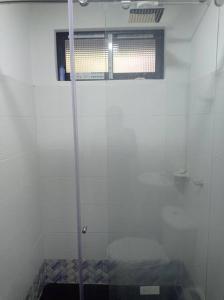 a glass shower in a bathroom with a window at Casa de campo en La Vega, hermosa vista, con Internet y parqueadero in La Vega