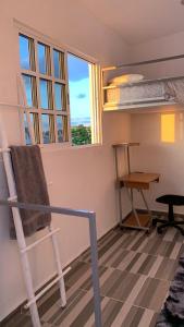 Camera con sedia, scrivania e finestra. di Habitación, Terraza, AC, Wi-Fi a Cancún