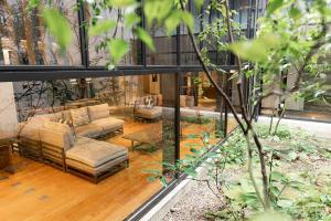 uma sala de estar com um sofá e uma mesa em Mitsui Garden Hotel Kyoto Shinmachi Bettei em Quioto
