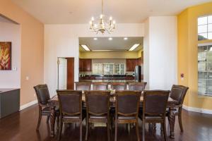 uma sala de jantar com mesa e cadeiras em Yosemite South Presidential Mansion em Coarsegold