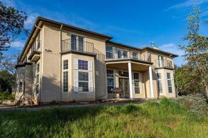 a large house with a large front yard at Yosemite South Presidential Mansion in Coarsegold