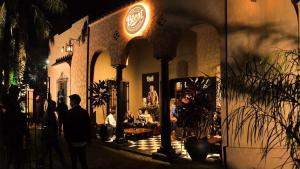 a group of people standing outside of a building at night at 6-Maravilloso departamento morón centro in Morón