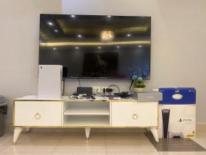 biurko z komputerem na górze w obiekcie كومبوند زايد ديونز w mieście Sheikh Zayed