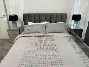 um quarto com uma cama grande e 2 mesas de cabeceira em New ground floor 2 bed/2 bath Apartment Marina em Mandurah