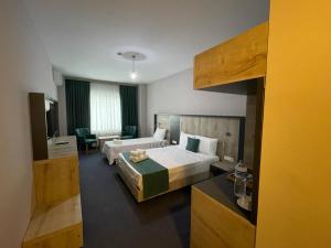 sypialnia z łóżkiem i salon w obiekcie Beypark Hotel w Stambule
