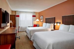 um quarto de hotel com duas camas e uma televisão de ecrã plano em Four Points by Sheraton Moncton em Moncton