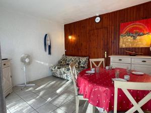 een woonkamer met een rode tafel en een bank bij Appartement Argelès-sur-Mer, 1 pièce, 4 personnes - FR-1-225-782 in Argelès-sur-Mer