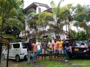 Eine Gruppe von Männern, die vor einem Haus stehen in der Unterkunft Matota Family Villa in Matara