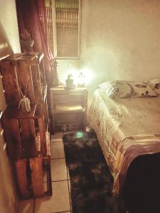 ein Schlafzimmer mit einem Bett und einem Nachttisch neben einem Bett in der Unterkunft Meu abrigo in Recife