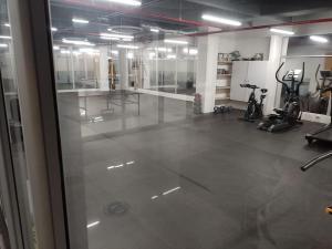 an empty room with a gym with bikes and machines at Apto con vista panoramica al nevado del ruiz y del tolima in Ricaurte