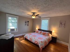 a bedroom with a bed and a ceiling fan at Rolston 2, Two Bedroom near Xavier Downtown in Bellevue
