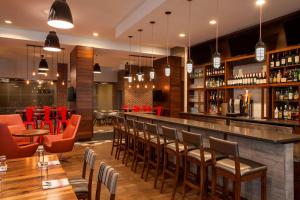 Lounge o bar area sa Four Points by Sheraton Richmond