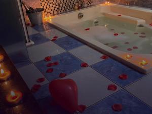 baño con bañera con corazones en el suelo en Refugius Motel en São Paulo