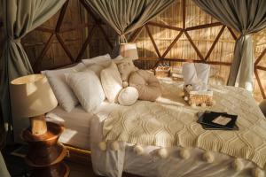 a bedroom with a bed in a yurt at 1000 Stars 