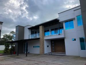 un gran edificio blanco con ventanas azules en CASA LOS PORTILLOS, en Restrepo