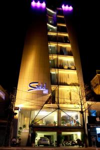 un edificio con un cartel en el costado en Gold Hotel Da Nang by Haviland, en Da Nang