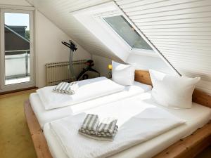 Postel nebo postele na pokoji v ubytování Ferienwohnung Möwenweg 9 Whg 28