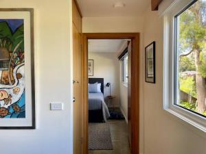 Postel nebo postele na pokoji v ubytování Spacious Apartment - Warm and Welcoming in Lindisfarne, 8 min from CBD