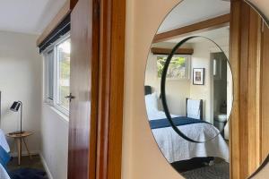 Postel nebo postele na pokoji v ubytování Spacious Apartment - Warm and Welcoming in Lindisfarne, 8 min from CBD