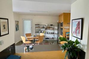 Kuchyň nebo kuchyňský kout v ubytování Spacious Apartment - Warm and Welcoming in Lindisfarne, 8 min from CBD