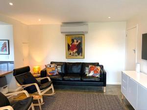 Posezení v ubytování Spacious Apartment - Warm and Welcoming in Lindisfarne, 8 min from CBD