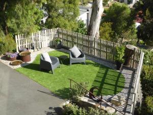 Zahrada ubytování Spacious Apartment - Warm and Welcoming in Lindisfarne, 8 min from CBD