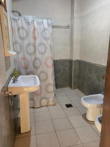 Departamento Mendoza في مايبو: حمام مع حوض وستارة دش