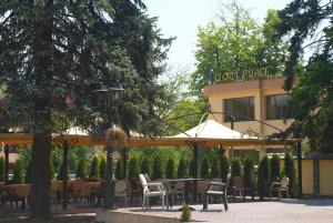 A garden outside Hotel Gloria Palace Diplomat