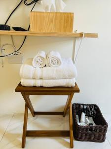 una pila de toallas sobre una mesa de madera en 日日見宅 Matsuya en Huwei