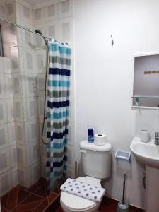 y baño con aseo, lavabo y ducha. en Residencial SOL NACIENTE, en Pozo Almonte