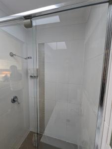 eine Dusche mit Glastür im Bad in der Unterkunft Y Motels Rockhampton in Rockhampton