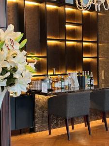 Hotel Massimo Mishima في ميشيما: بار به زجاجات من الكحول على منضدة
