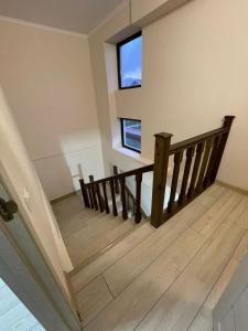 um quarto com uma escada de madeira e uma janela em Танхаус в Байтур резорте и Спа em Bosteri