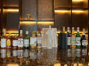Hotel Massimo Mishima في ميشيما: مجموعة من زجاجات الكحول جالسة على منضدة