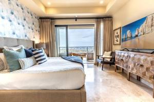 um quarto com uma cama grande e uma varanda em Breathtaking Ocean Views and Access Best Resorts! em Cabo San Lucas