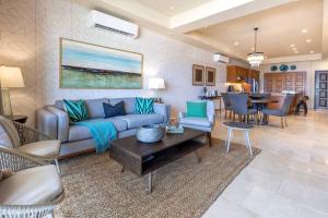 un soggiorno con divano e tavolo di Breathtaking Ocean Views and Access Best Resorts! a Cabo San Lucas