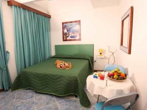 Säng eller sängar i ett rum på La Brezza B&B Ischia